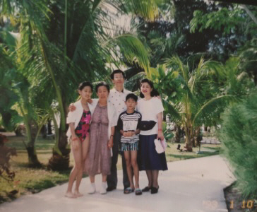 유복했던 어린 시절 온 가족이 사이판에 해외 여행을 떠났다. 1993년 가족과 함께 즐거운 시간을 보내던 시절의 모습. /사진제공=김남희 대표
