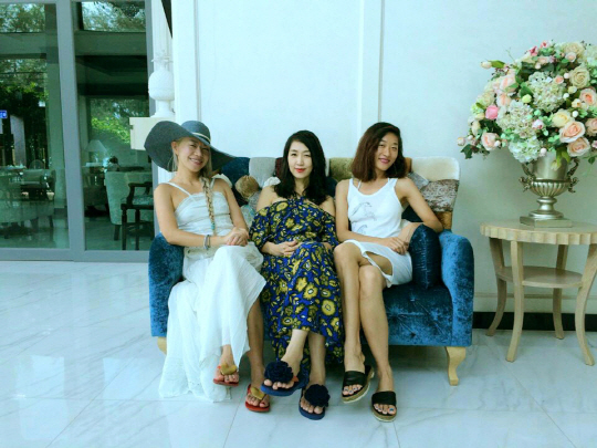 지난해 결혼하기 전에 가장 친했던 대학 동기 2명과 태국 후아인에 여행을 갔을 때 김남희(가운데) 대표의 즐거웠던 모습.
