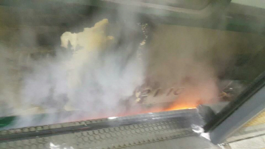 지난 22일 오전 6시 28분께 서울 지하철 2호선 잠실역에서 잠실새내역(옛 신천역)으로 진입하던 열차 밑에서 불이 나 시민이 대피하는 일이 빚어졌다. 이 사고로 인명피해는 없었다. /연합뉴스