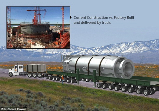 거대한 규모의 현재의 원자로 건설 방식(왼쪽 위)과 트럭에 실을 수 있을 정도로 원자로를 소형화 한 뉴스케일의 방식이 비교된다. /사진=데일리메일