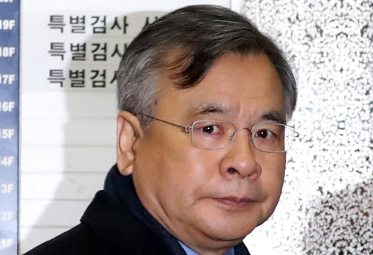 최순실 국정농단 의혹과 박근혜 대통령 비위 의혹 사건을 수사 중인 박영수 특별검사가 23일 오전 서울 강남구 대치동 특검 사무실로 출근하고 있다./연합뉴스