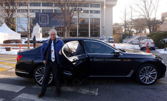 리처드 도킨스 옥스퍼드대 뉴칼리지 명예교수가 BMW 코리아가 제공한 뉴 7시리즈 의전차량 앞에서 기념 촬영을 하고 있다./사진제공=BMW 코리아