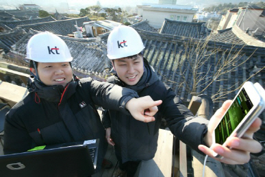 KT 직원들이 설 연휴를 앞두고 서울 종로구의 한옥마을에서 통신 서비스 품질을 점검하고 있다. /사진제공=KT