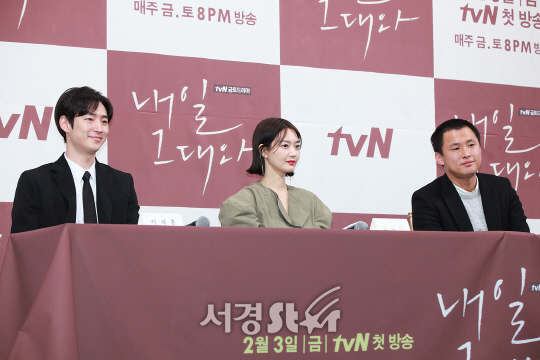 /23일 오후 서울 강남구 논현동 임피리얼 팰리스 호텔 7층 세레나홀에서 열린 tvn 새 금토드라마 ‘내일 그대와’ 제작발표회에 연출 유제원, 배우 신민아, 이제훈이 참석했다.