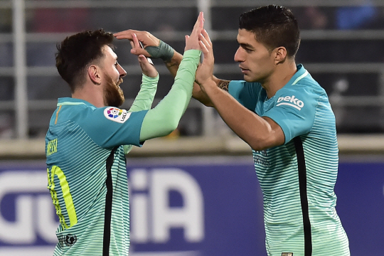FC바르셀로나의 리오넬 메시(왼쪽)가 23일 프리메라리가 에이바르전에서 골을 넣은 뒤 어시스트한 루이스 수아레스와 함께 기뻐하고 있다. /에이바르=AP연합뉴스