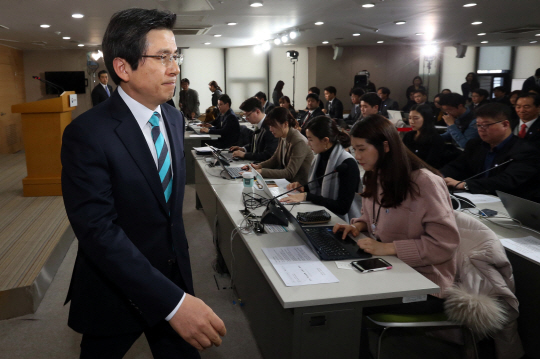 황교안 대통령 권한대행 국무총리가 23일 오전 정부서울청사에서 열린 신년 기자회견을 마친 뒤 회견장을 나서고 있다./연합뉴스