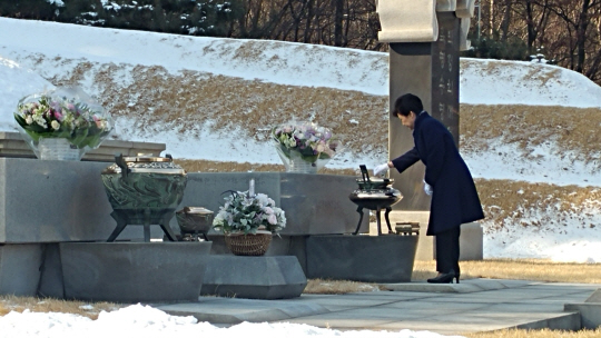 박근혜 대통령이 설 연휴를 앞둔 23일 오후 아버지인 박정희 전 대통령, 어머니인 육영수 여사의 묘소가 있는 서울 동작구 동작동 국립현충원을 찾아 성묘하고 있다. /청와대 제공