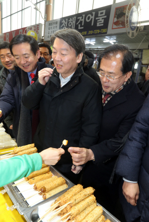 안철수 전 국민의당 대표가 23일 오후 전남 목포시 목포 동부시장에서 한 상인이 건넨 어묵을 먹고 있다./연합뉴스