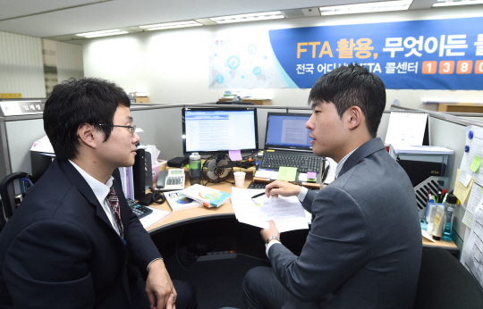 한국무역협회 FTA종합지원센터에서 직원이 상담을 진행하고 있다. /사진제공=한국무역협회