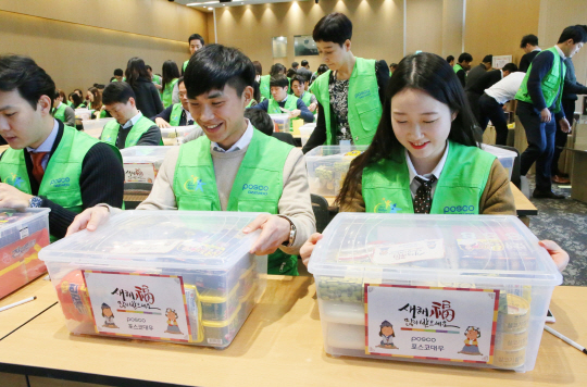 포스코대우 임직원들이 23일 설을 맞아 인천 소재 지역 아동센터 아이들을 위한 ‘설맞이 행복나눔 선물상자’를 제작하고 있다. /사진제공=포스코대우