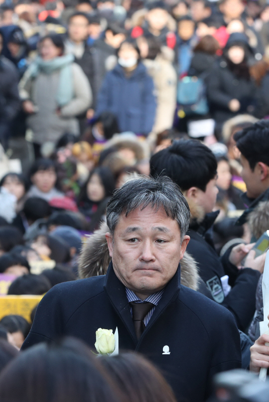 표창원 더불어민주당 의원이 박근혜 대통령을 나체 상태로 묘사한 그림이 포함된 시국 비판 풍자 전시회를 공동기획했다는 이유로 징계 위기에 몰렸다. /연합뉴스