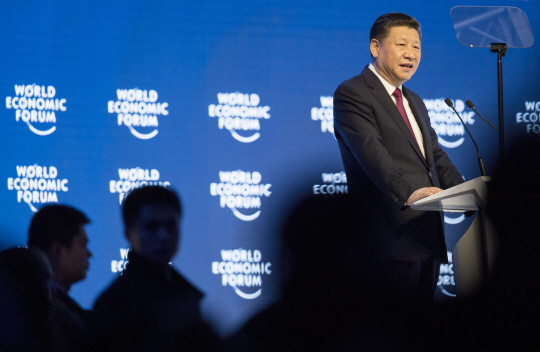 지난 17일(현지시간) 스위스 다보스에서 열린 세계경제포럼(WEF)에 참석한 시진핑 중국 국가주석이 기조연설을 하고 있다./다보스=신화연합뉴스