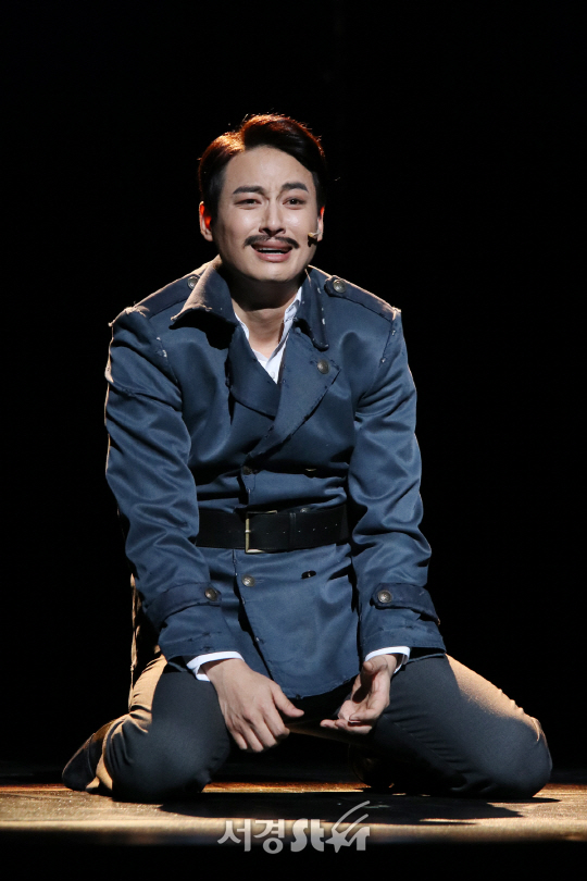 이지훈이 24일 열린 뮤지컬 ‘영웅’ 프레스콜에서 장면을 시연하고 있다.