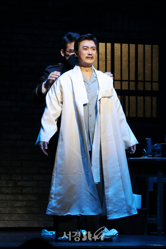 안재욱이 24일 열린 뮤지컬 ‘영웅’ 프레스콜에서 장면을 시연하고 있다.