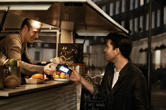 삼성페이가 서비스 중인 호주 한 식당에서 고객이 삼성페이로 음식값을 지불하고 있다./사진제공=삼성전자