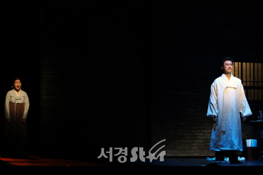 24일 열린 뮤지컬 ‘영웅’ 프레스콜에서 배우들이 장면을 시연하고 있다.
