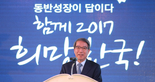 정운찬 전 국무총리가 지난 19일 오후 서울 종로구 세종문화회관에서 열린 ‘우리가 가야 할 나라, 동반성장이 답이다’ 출판기념회 겸 열린 대선출정식에서 출마연설을 하고 있다. /연합뉴스