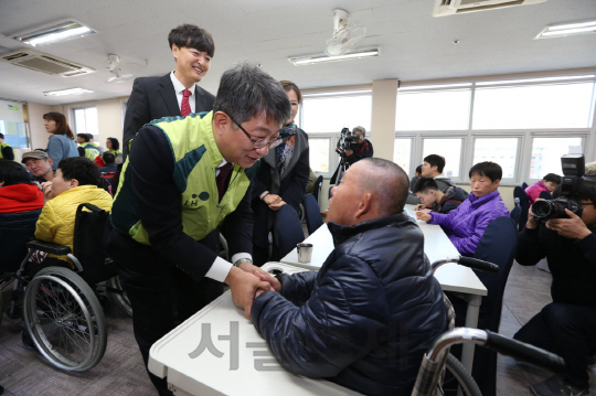 LH는 25일 경남 진주시 문산읍에 위치한 중증장애인 거주시설인 ‘행복한 남촌마을’을 방문해 ‘설맞이 행복나눔’ 활동을 펼쳤다. 박상우 LH 사장이 중증장애인의 손을 잡으며 건강과 쾌유를 기원하고 있다. /사진제공=LH