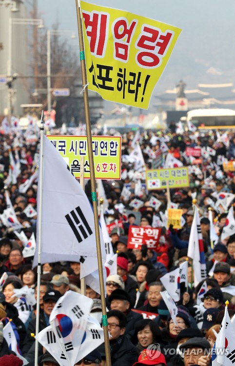 병신년 마지막 날인 31일 서울광장 일대에서 보수단체 회원들이 탄핵무효를 주장하는 집회를 열고 있다. /연합뉴스