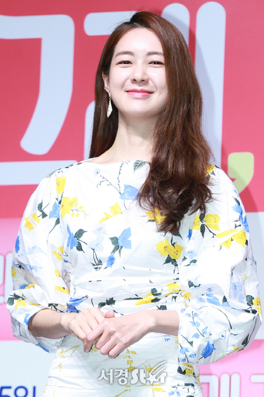 /25일 오전 11시 서울 압구정동 압구정 CGV에서 열린 영화 ‘그래 가족’ 제작보고회에 배우 이요원이 포토타임을 갖고 있다.