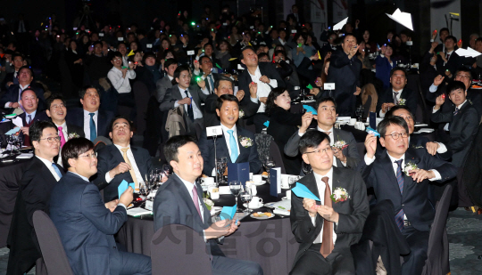 25일 오전 서울 강서구 메이필드호텔에서 열린 '2025 한국공항공사 비전선포식'에서 참석자들이 종이비행기 날리기 퍼포먼스를 하고 있다./이호재기자.s020792@sedaily.com
