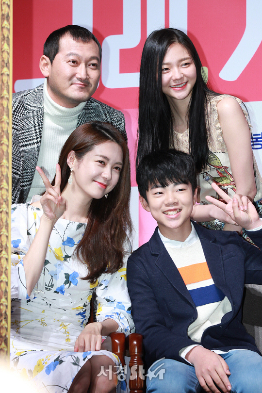 /25일 오전 11시 서울 압구정동 압구정 CGV에서 열린 영화 ‘그래 가족’ 제작보고회에 배우들이 포토타임을 갖고 있다.
