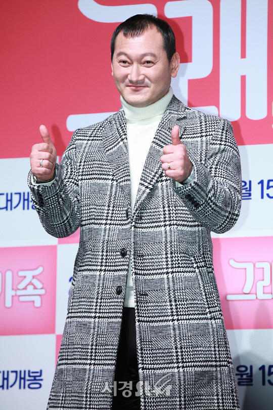 /25일 오전 11시 서울 압구정동 압구정 CGV에서 열린 영화 ‘그래 가족’ 제작보고회에 배우 정만식이 포토타임을 갖고 있다.