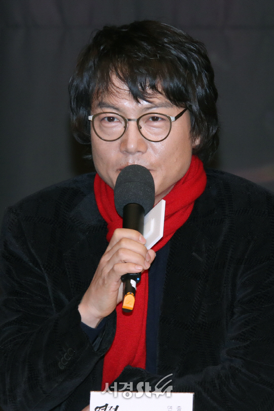 김진만 PD가 25일 열린 MBC 새 월화특별기획 ‘역적: 백성을 훔친 도적’ 제작발표회에서 인사말을 하고 있다.
