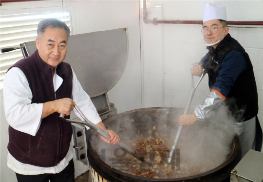 김광복(왼쪽)씨가 지난해 12월 28일, 27보병사단에서 장병에게 배식할 짜장면을 만들기 위해 음식을 준비하고 있다. 김씨는 장병 1만여명에게 짜장면을 대접해왔다.