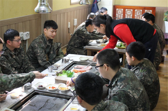 최경옥 씨는 본인이 운영하는 삼겹살 식당에 7사단 힐링캠프 참가 장병들을 초청해 점심식사로 제공하고 있다. 최씨는 매월 3번씩 장병들에 삼겹살 등을 대접해왔다.