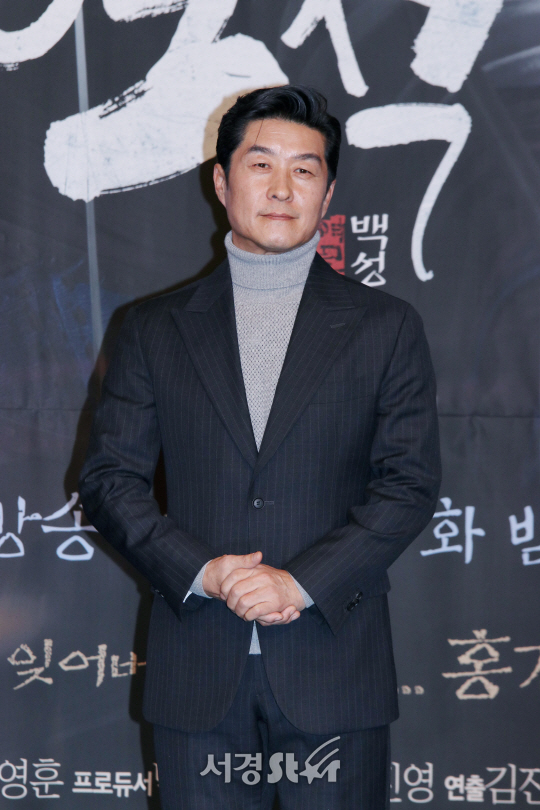 배우 김상중이 25일 열린 MBC 새 월화특별기획 ‘역적: 백성을 훔친 도적’ 제작발표회에서 포토타임을 갖고 있다.