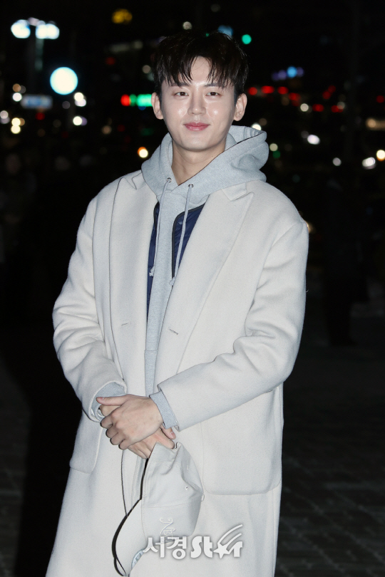 배우 이지훈이 25일 열린 SBS 수목드라마 ‘푸른 바다의 전설’ 종방연에 참석하고 있다.
