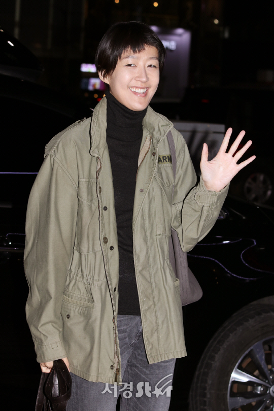 배우 홍진경이 25일 열린 SBS 수목드라마 ‘푸른 바다의 전설’ 종방연에 참석하고 있다.