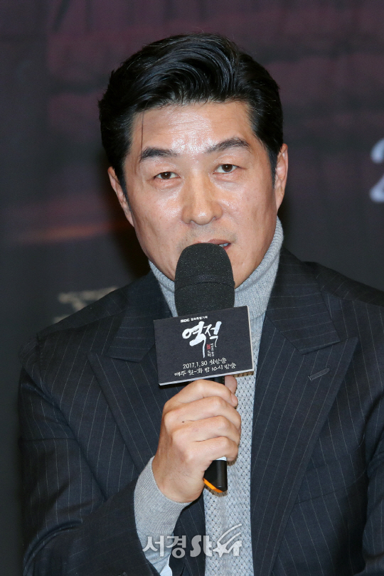배우 김상중이 25일 열린 MBC 새 월화특별기획 ‘역적: 백성을 훔친 도적’ 제작발표회에서 인사말을 하고 있다.