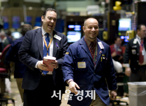 뉴욕증권거래소(NYSE)의 트레이더들이 증시 상승에 기뻐하고 있다./자료사진 = 서울경제