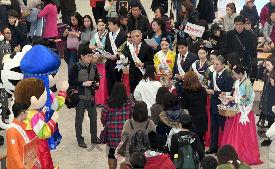 중국의 최대 명절인 춘제를 앞둔 26일 오전 중국 제남에서 한국을 방문한 관광객들이 한복을 곱게 차려입은 한국관광공사 임직원들과 도우미들의 안내를 받으며 인천공항 입국장을 나서고 있다./영종도=이호재기자.s020792@sedaily.com