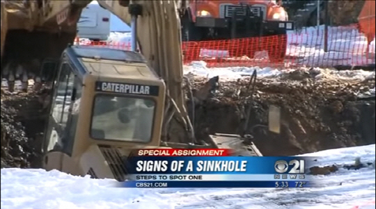 미국 펜실베이니아주 필라델피아 북부 첼턴햄에서 포크레인이 25일(현지시간) 대형 싱크홀에 들어가 보수 공사를 벌이고 있다. /CBS방송 유투브 캡처