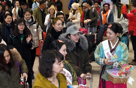 중국의 최대 명절인 춘제를 앞둔 26일 오전 중국 제남에서 한국을 방문한 관광객들이 한복을 곱게 차려입은 한국관광공사 도우미들의 안내를 받으며 인천공항 입국장을 나서고 있다./영종도=이호재기자.s020792@sedaily.com