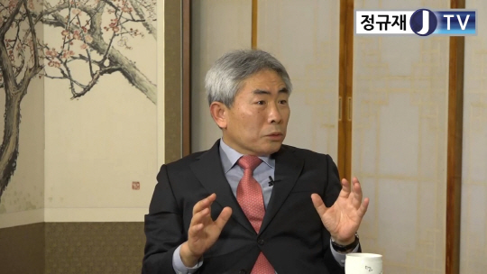 박근혜 대통령과 25일 인터뷰를 진행한 정규재 한국경제주필/출처=정규재TV 캡쳐