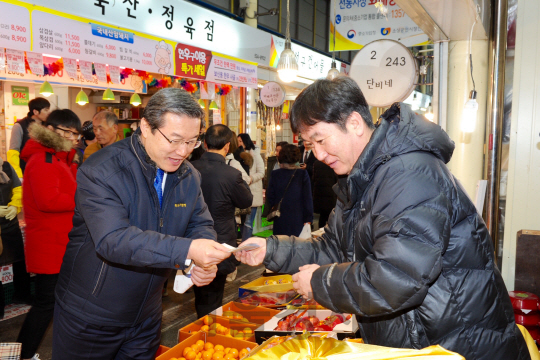 주영섭(왼쪽) 중소기업청장이 26일 대전에 위치한 한민시장을 방문해 온누리상품권으로 과일을 구입하고 있다./사진제공=중기청