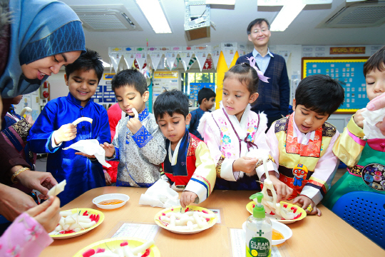울산 동구에 위치한 현대외국인학교가 설 연휴를 하루 앞둔 26일 재학생 90여명을 대상으로 한국 문화 체험행사를 열고 있다. /사진제공=현대중공업
