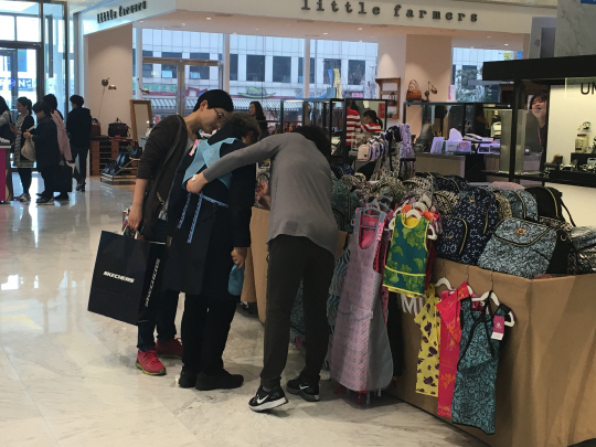 동대문의 한 쇼핑몰에서 고객들이 의류를 고르고 있다./서울경제DB