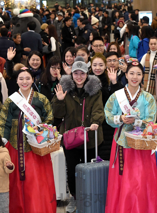 중국의 최대 명절인 춘제를 앞둔 26일 오전 중국 제남에서 한국을 방문한 관광객들이 한복을 곱게 차려입은 한국관광공사 도우미들의 안내를 받으며 인천공항 입국장을 나서고 있다./영종도=이호재기자.s020792@sedaily.com