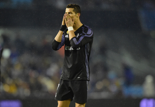 레알 마드리드의 크리스티아누 호날두가 26일 셀타비고와의 스페인 코파델레이 경기 중 걱정스러운 표정으로 얼굴을 감싸고 있다. /비고=AFP연합뉴스