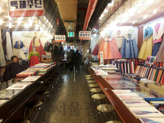 25일 오전 서울경제신문 취재진이 찾은 서울 광장시장 한복·주단부. 중국인 관광객 한 팀만 가게를 둘러보고 있을 뿐 가게에는 상담하는 손님조차 없다. /양사록기자