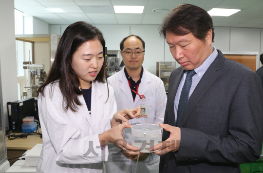 최태원(오른쪽) SK 회장이 지난해 6월 경기도 판교에 위치한 SK바이오팜을 방문해 연구진으로부터 개발 중인 신약 물질에 대한 설명을 듣고 있다. /사진제공=SK그룹