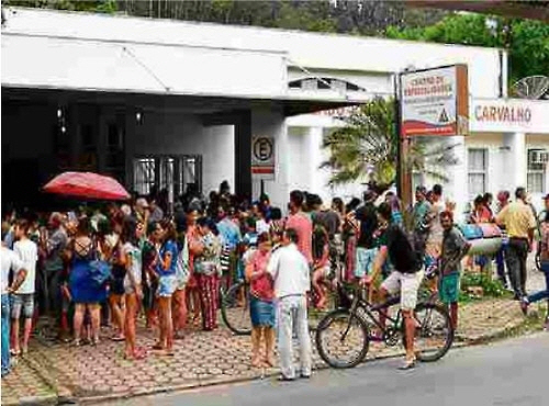 미나스 제라이스 주 보건소 앞에서 백신 접종을 기다리는 주민들/출처=브라질 일간지 에스타두 지 상파울루