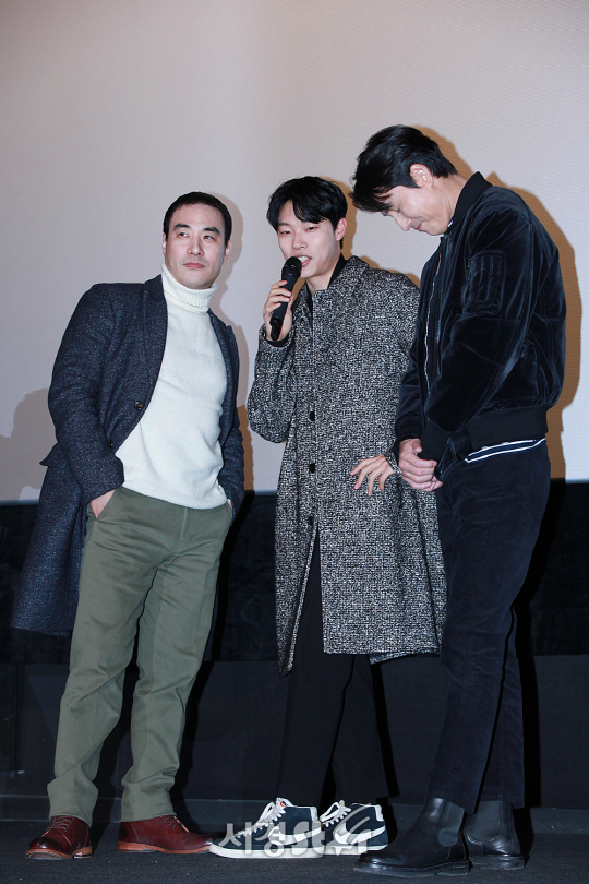 /26일 열린 영화 ‘더킹’ 무대인사에 배우 배성우, 류준열, 조인성이 참석했다.