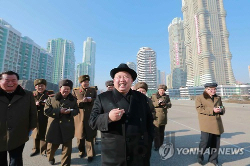 김정은 북한 노동당 위원장이 평양 여명거리 건설 현장을 둘러보고 있다. /연합뉴스