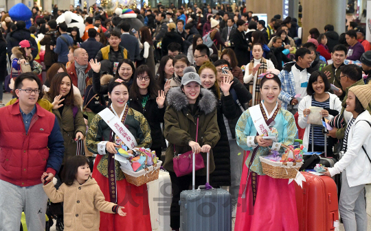 중국의 최대 명절인 춘제를 앞둔 26일 오전 중국 제남에서 한국을 방문한 관광객들이 한복을 곱게 차려입은 한국관광공사 도우미들의 안내를 받으며 인천공항 입국장을 나서고 있다./영종도=이호재기자.s020792@sedaily.com